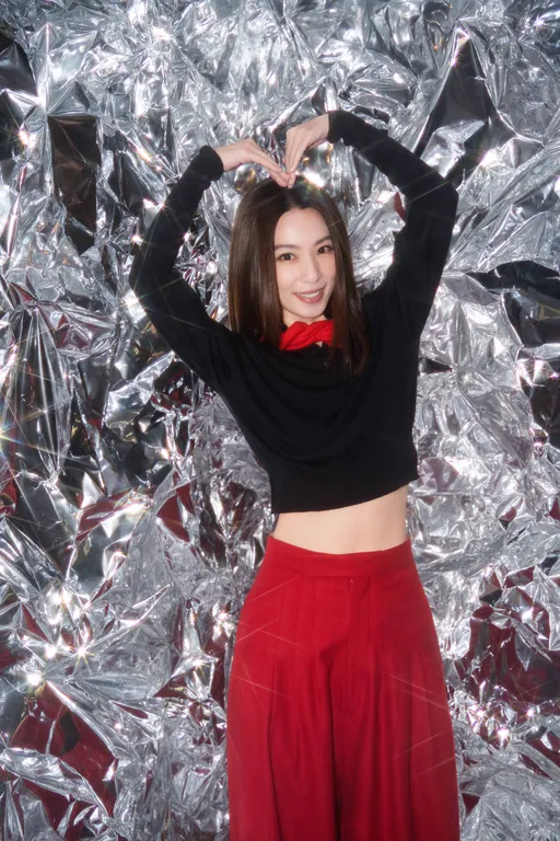 辣眼睛快入!田馥甄自家尾牙小露蠻腰好棒棒 理想混蛋主唱雞丁巧扮小丑女超殺