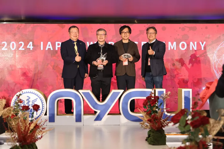 13年產學技術交流卓越貢獻獎金雕獎與銅羽獎得主合影。(左起為國立陽明交通大學校長林奇宏、國立陽明交通大學電機工程學系教授郭峻因、國立陽明交通大學電機工程學系教授蔡作敏與國立陽明交通大學產創長黃經堯)