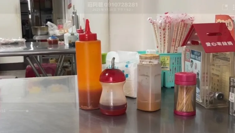 煎餃店工作人員喊冤，指客人拿錯調味料瓶才導致。民眾提供