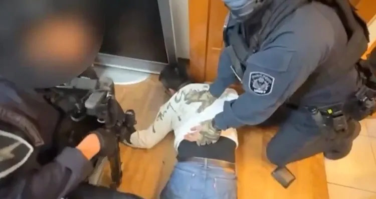 警方昨天在台中大甲一處公寓順利逮捕涉案的42歲吳姓犯嫌。翻攝照片