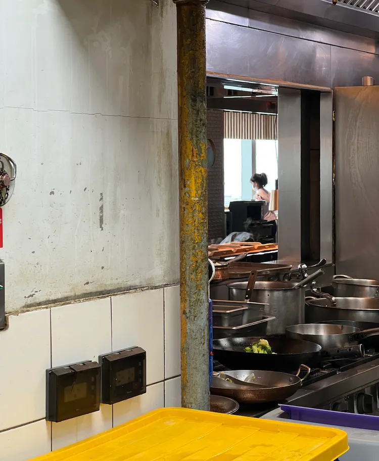 稽查發現餐廳部分牆面不潔。台北市衛生局提供