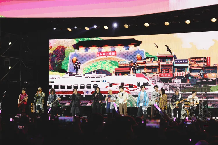 五月天邀請麋先生和黃霆睿再度上台。相信音樂提供