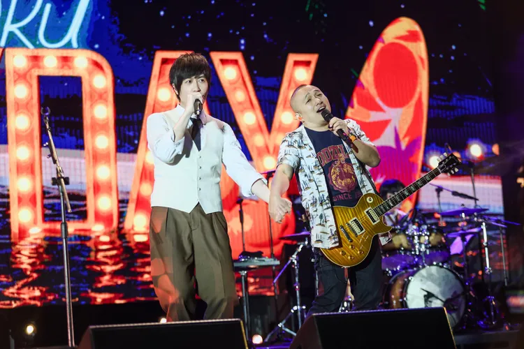 國璽與阿信手牽手。相信音樂提供