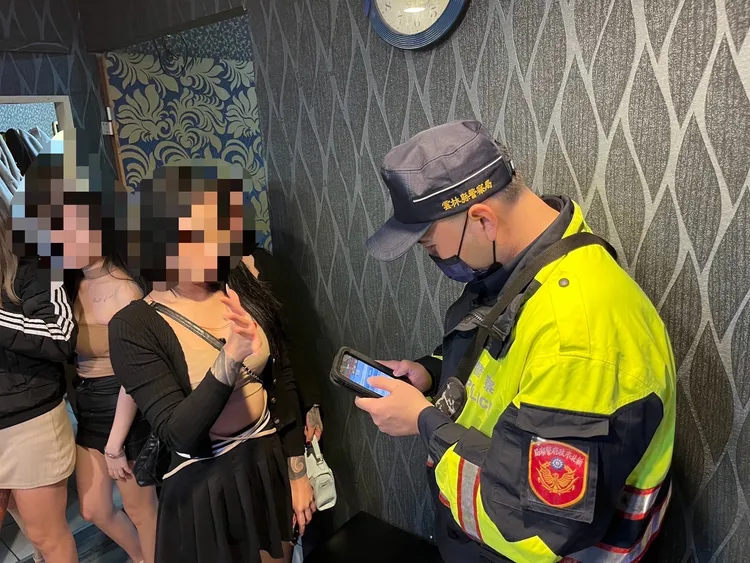 警方逐一查驗酒店小姐及顧客身分。民眾提供