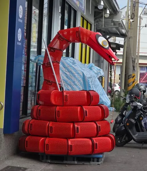 今年小北百貨店員用洗衣籃，做出蛇年吉祥物。翻攝《路上觀察學院》社團