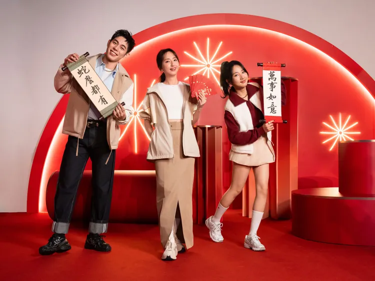 詹懷雲（左起）、柯佳嬿、李沐換上New Balance夯鞋演繹過年時髦造型。品牌提供