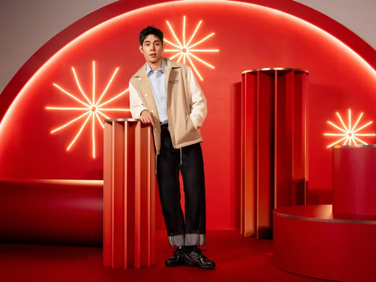 詹懷雲換上雙面穿抽繩休閒外套疊穿T-shirt、襯衫，並搭配夜幕黑740。品牌提供