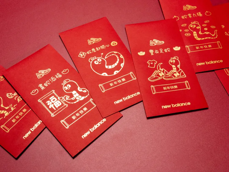New Balance於指定門市推出客製紅包袋體驗。品牌提供