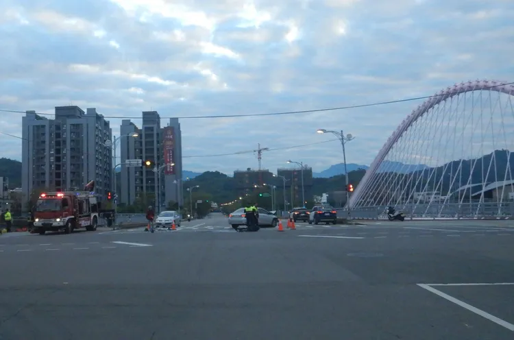 周姓姊弟遭攔腰撞上後失控衝進大里溪河床，造成姊死弟傷。民眾提供