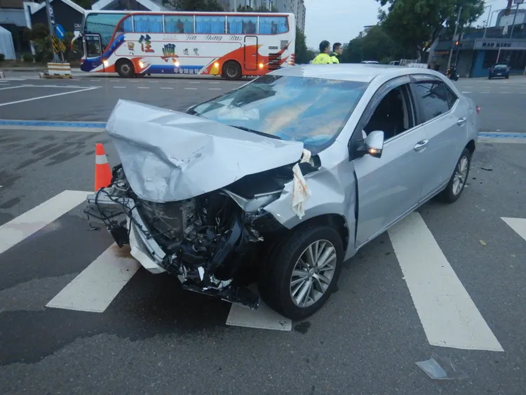 陳男疑闖紅燈肇事。民眾提供