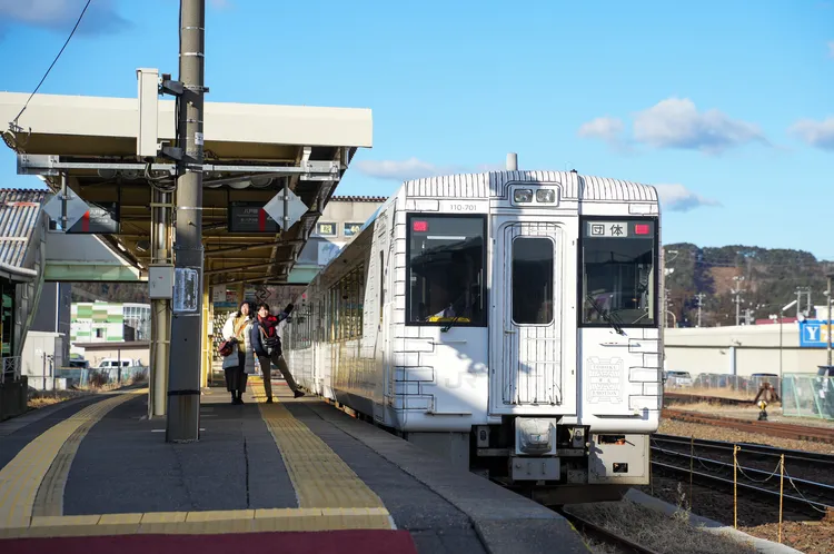 東北EMOTION號運行在JR八戶線之上。田欣雲攝影