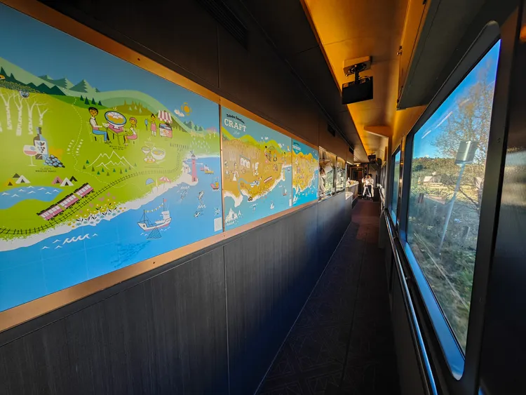 東北EMOTION號上透過地圖標示，介紹沿途景點特色。田欣雲攝影