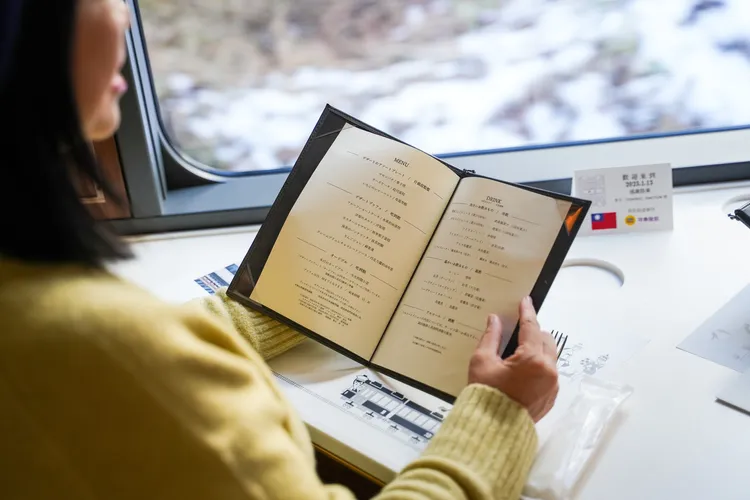 久慈開回八戶的回程列車則供應下午茶吃到飽。田欣雲攝影