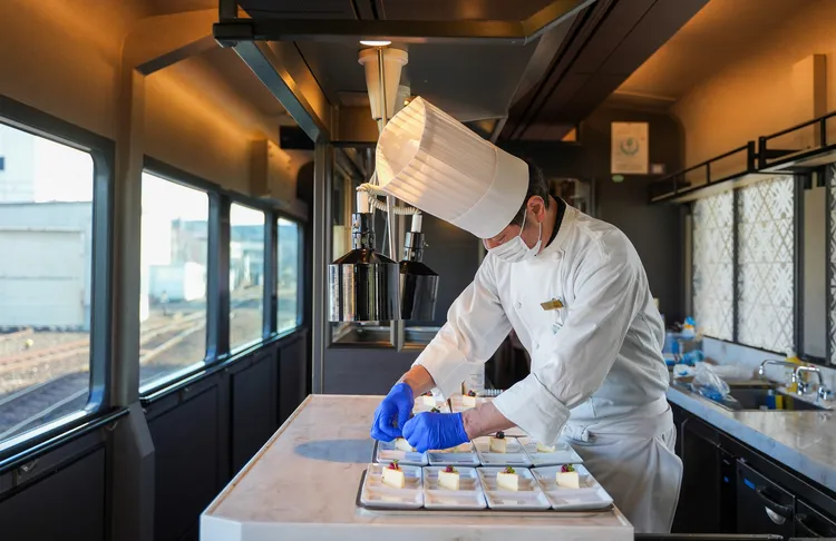 甜點主廚正使用東北產的果物食材製作西點。田欣雲攝影