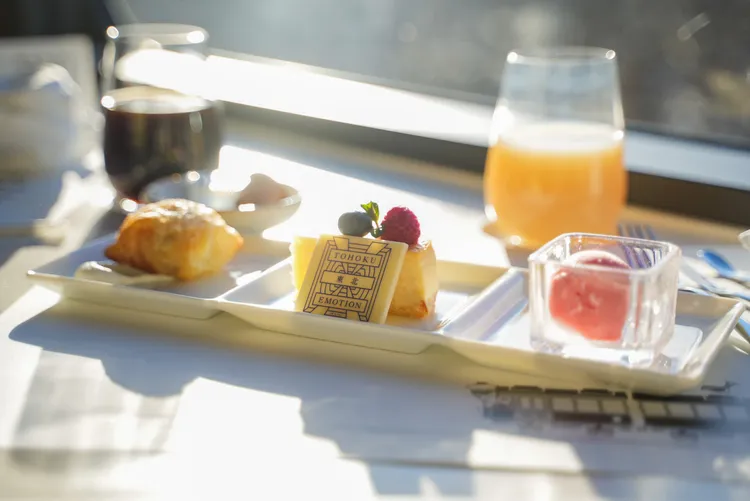 什錦甜點盤：香甜的栗子派、濃郁的起司蛋糕和清新爽口的草莓雪酪。田欣雲攝影