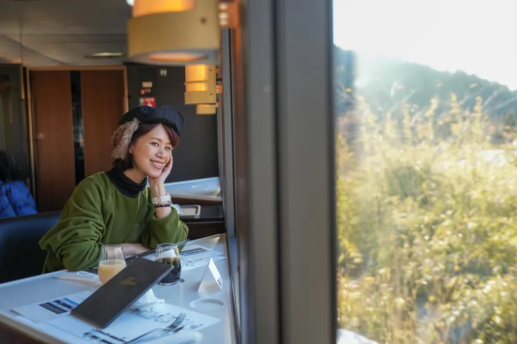 「東北(TOHOKU)EMOTION號」餐廳主題列車，吸引外地遊客透過搭列車、賞風景、吃美食。田欣雲攝影