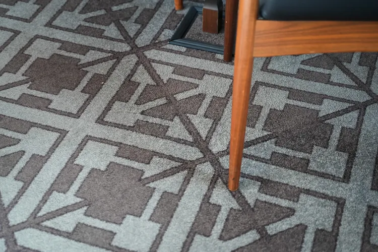 地毯圖樣是青森的津輕小巾刺繡。田欣雲攝影