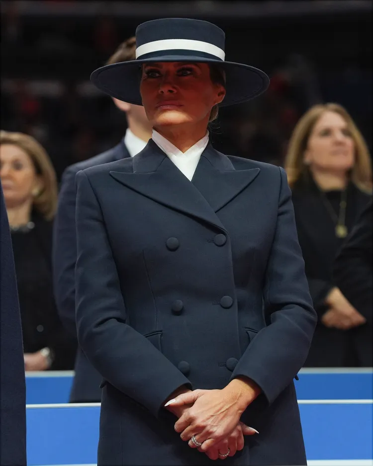 專家認為梅蘭妮亞的造型帶有疏離美感。美聯社