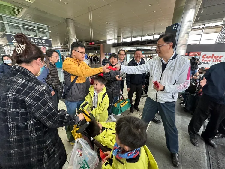 張善政發放福袋。桃園市府提供