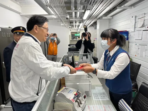 家戶圍爐但「這群人」辛勞值勤 張善政送福袋慰問拜早年