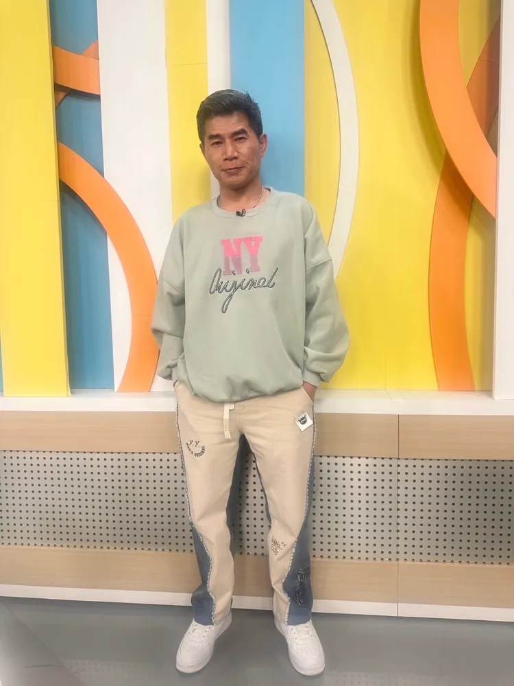 叫賣哥忍著悲痛簽下父親放棄急救同意書。和展影視提供