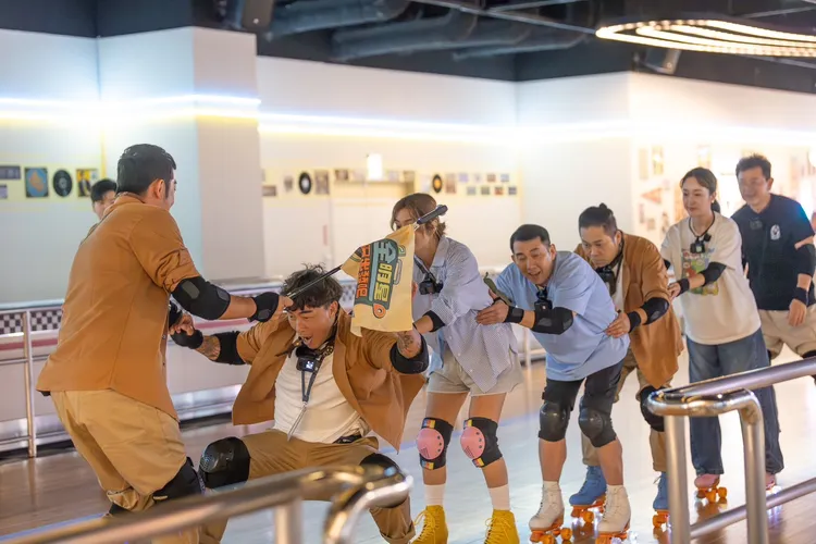 姚元浩（左起）、郭泓志、莎莎、屈中恆、卜學亮等玩復古滑輪，卻慘變大型車禍現場。好看娛樂提供