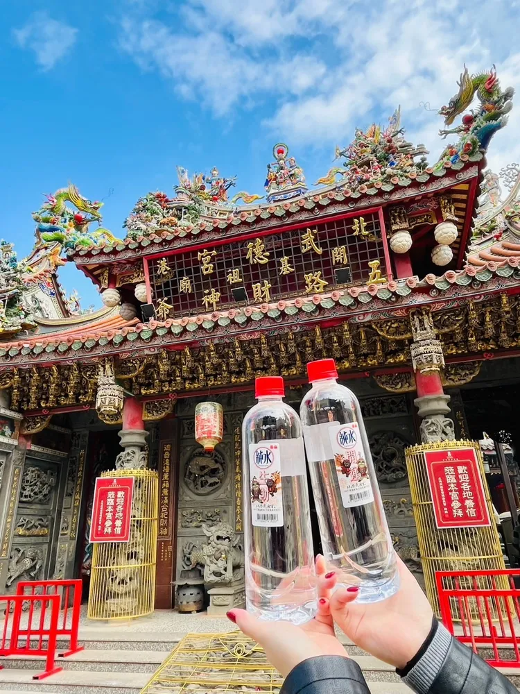 泰山純水以天然高山泉水為基底，經105度高溫煮沸，水質純淨，象徵「純淨發財」，武德宮秘書長也稱讚。業者提供