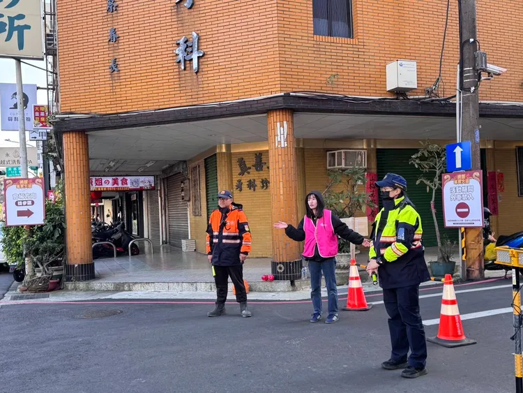 轄區警方也派員在現場引導。警方提供