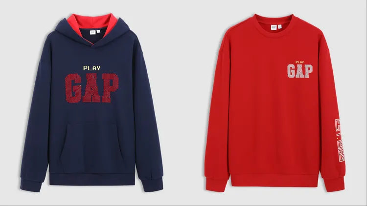 Gap蛇年復古像素印花寬鬆連帽衫（左）1699元、蛇年復古像素印花寬鬆圓領針織衫（右）1499元。品牌提供