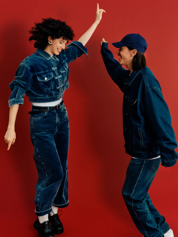 經典丹寧系列可拿來作為多層次搭配。品牌提供