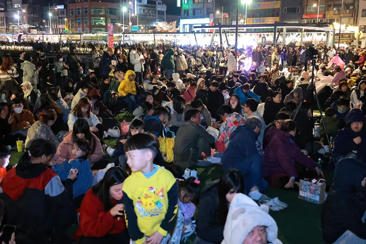 雖凌晨基隆氣溫僅16度，但仍有不少民眾聚集在國門廣場跨年。翻攝照片