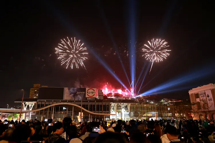 除了長達660秒的煙火與雷射光雕外，基隆市區也傳出特有的大船鳴笛慶祝新年。翻攝照片