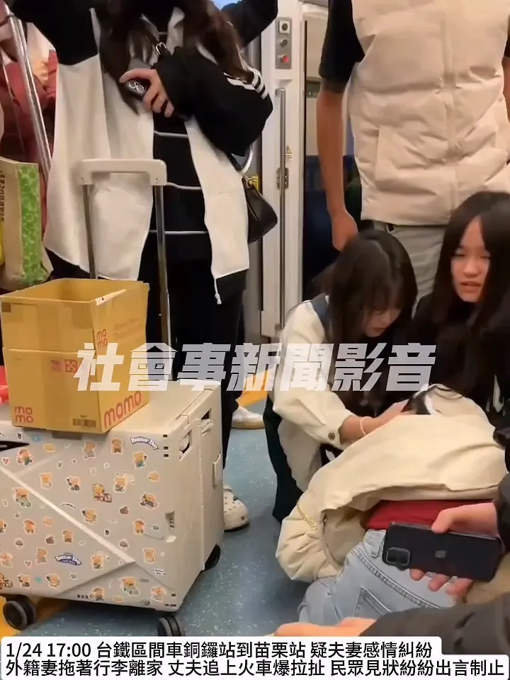 2名女乘客不斷安慰蹲在地上的賴妻。翻攝「社會事新聞影音」
