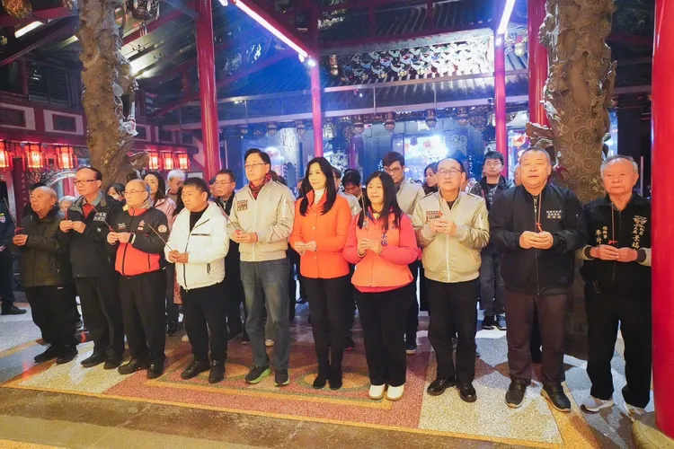 張善政在景福宮拜頭香為市民祈福。桃園市府提供