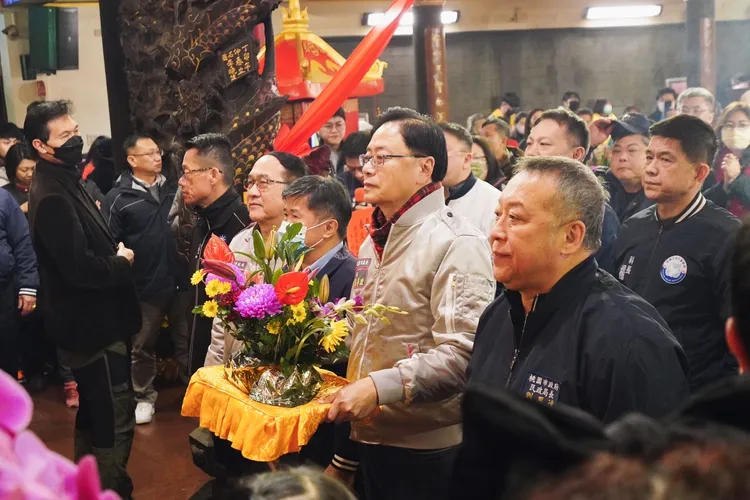 張善政在仁海宮祈福。桃園市府提供