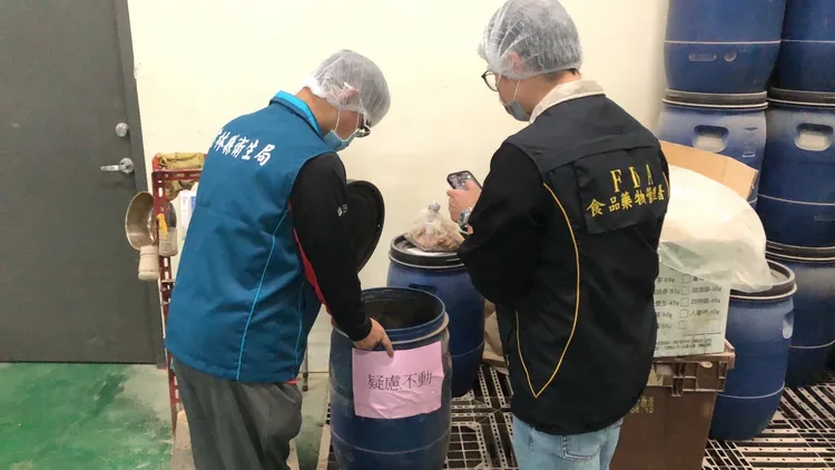 濟生公司製作含有蘇丹紅色素的調味粉，又偽造檢驗報告欺騙下游廠商。檢方提供