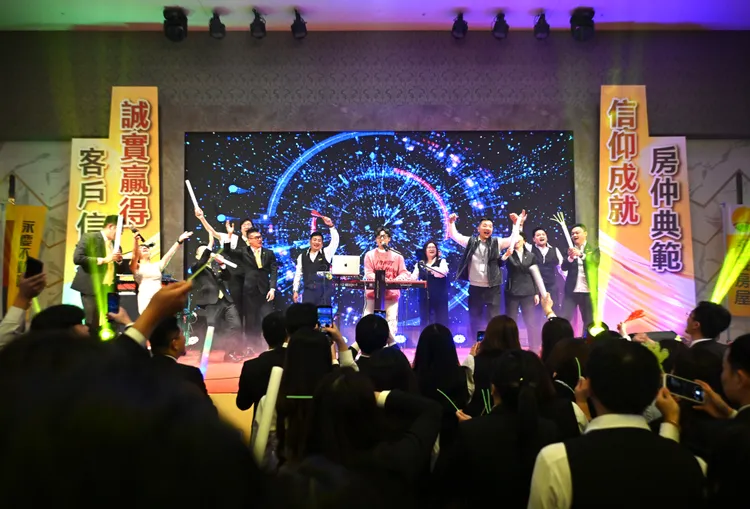 桃園區永慶不動產暨永義房屋尾牙請來樂團表演，現場氣氛超high。永慶房產集團提供