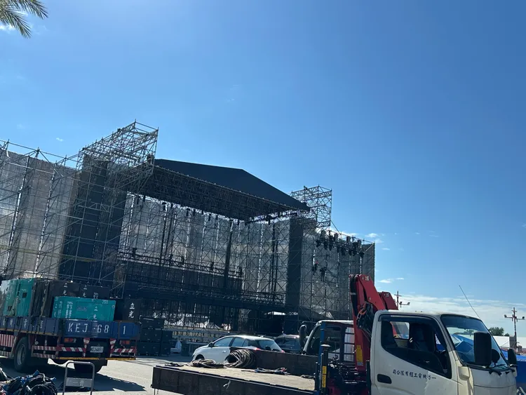 樂團五月天花蓮東大門夜市旁演出舞台搭建狀況。民眾提供