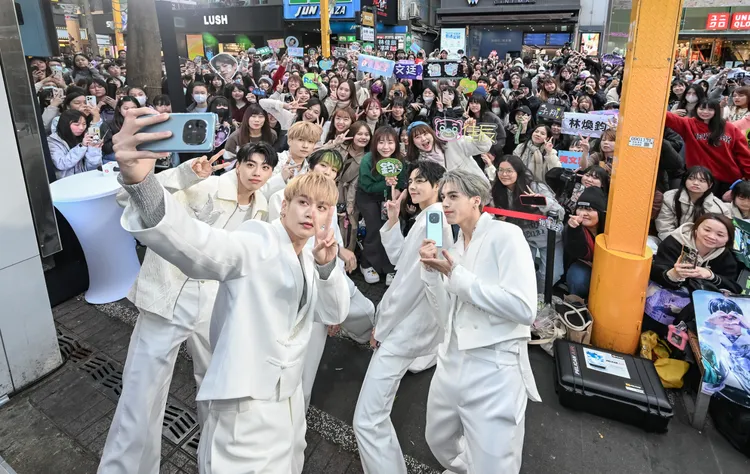 鮮肉男團「Ozone」出席活動，現場湧入爆滿粉絲追星。小米台灣提供