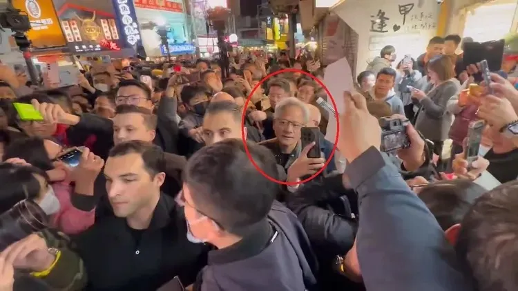 黃仁勳16日晚間現身台中逢甲夜市，結果被大批粉絲包圍、讓他寸步難行。民眾提供