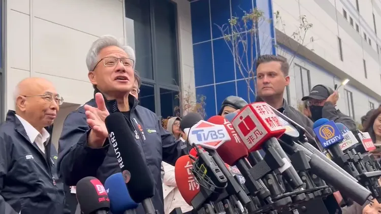 輝達創辦人黃仁勳16日下午前往台中矽品潭科廠參加揭牌儀式。鮮明攝