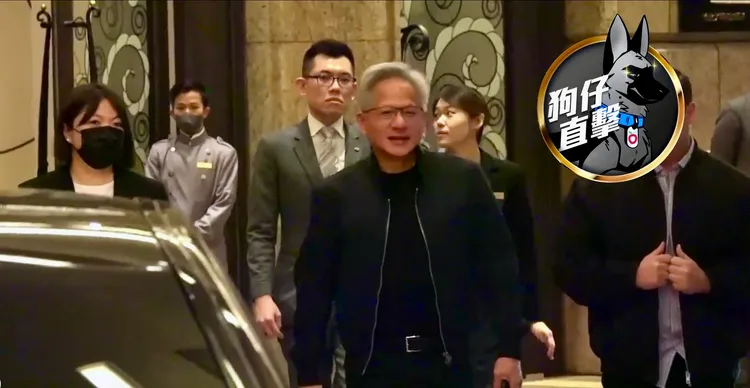 黃仁勳步出飯店，見到大批粉絲在外等候，親民幫粉絲簽名。特勤中心攝