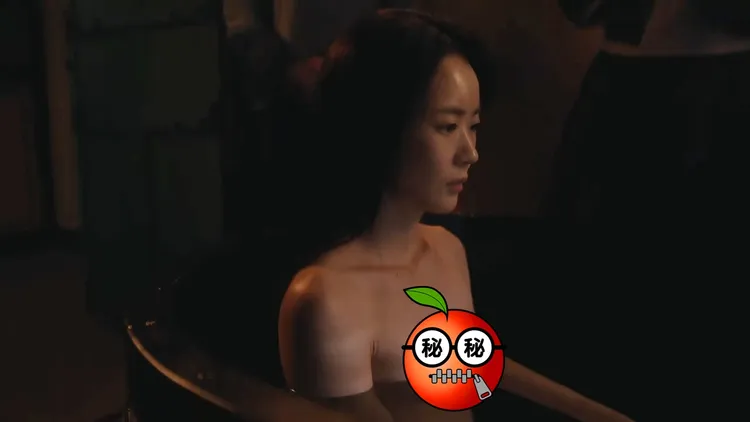 李伊潭首集沐浴淨身場景，胸部原形畢露。愛奇藝國際站提供