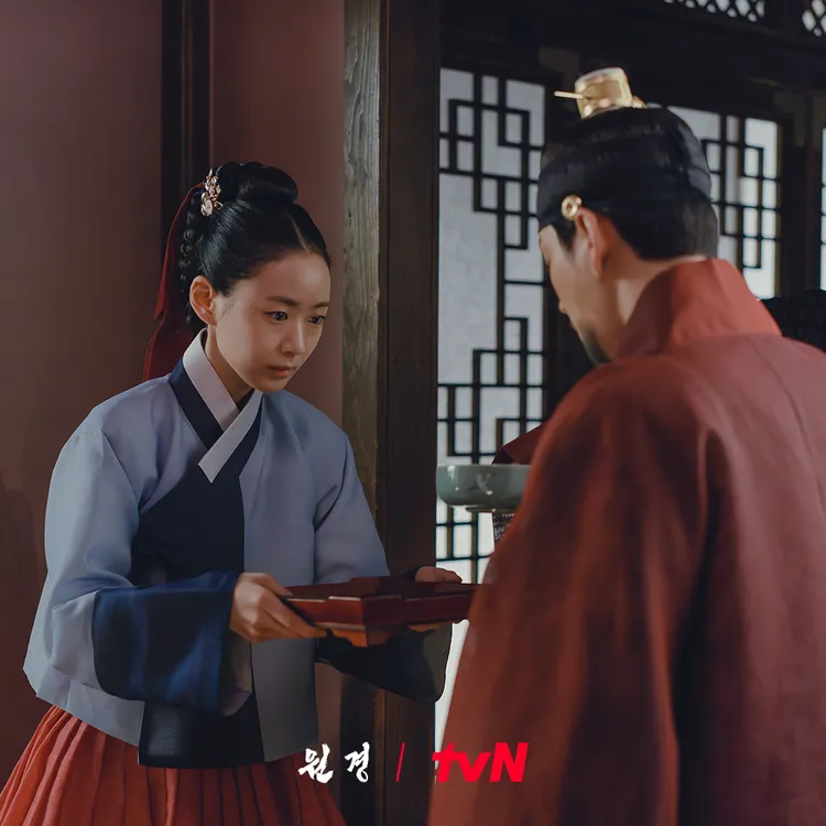 李伊潭飾演元敬王后的心腹侍女，被國王李芳遠寵幸。翻攝tvN