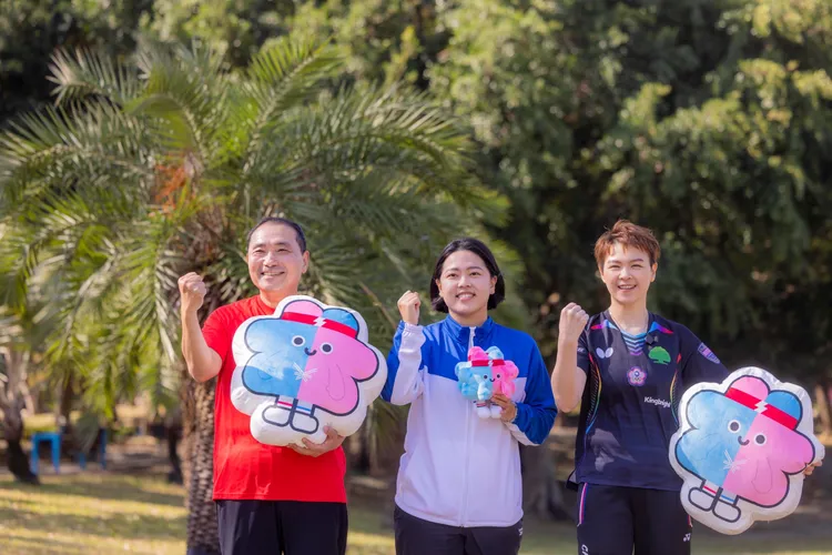 侯友宜、陳思羽在滾球教練姜岑（中）的指導下首度體驗法式滾球，鼓勵大家踴躍報名挑戰世壯運多元的競賽項目。新聞局提供