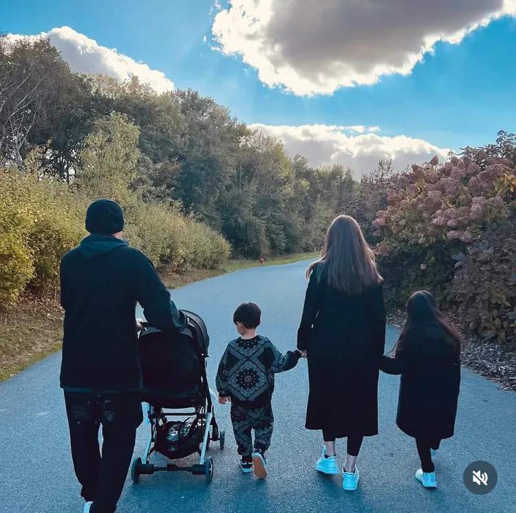 結婚10周年，從二人世界到一家五口，周董夫妻甜蜜羨煞旁人。圖／翻攝IG