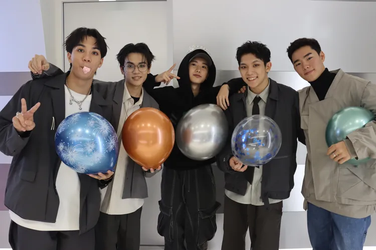 AcQUA源少年李秉諭（左起）、盧佾暘、黃莑茗、林毓家和須弘道齊聚開趴。圖／種子音樂提供