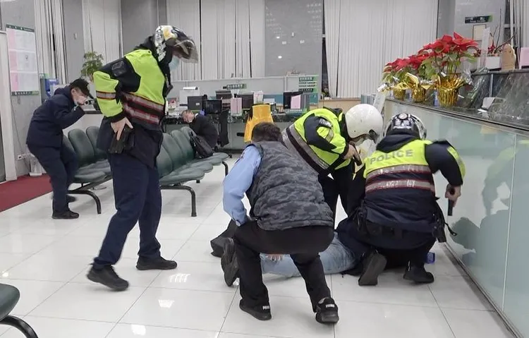 到場警力將歹徒壓制。警方提供