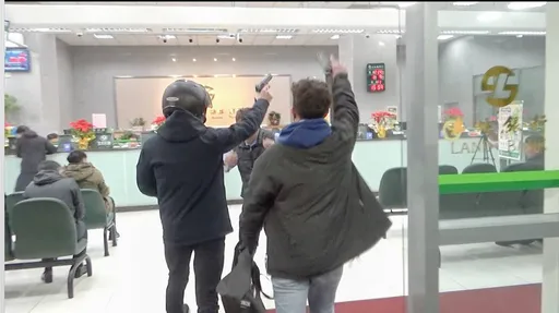 2惡徒持槍闖土地銀行 南港警防搶演練逼真引民眾驚呼