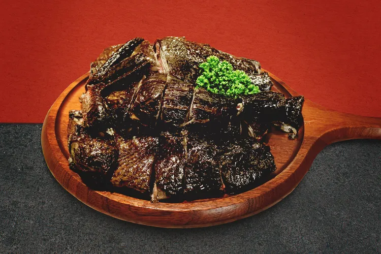 榮獲「2024亞太年度十大名菜美點」的「招牌蒜香黑鑚雞」，年菜外帶也能品嚐到。台北凱撒大飯店提供